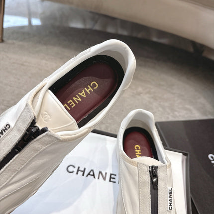 CHANEL 26S LOW TOP SNEAKERS IN WHITE CALFSKIN AND SUEDE WITH FRONT ZIP