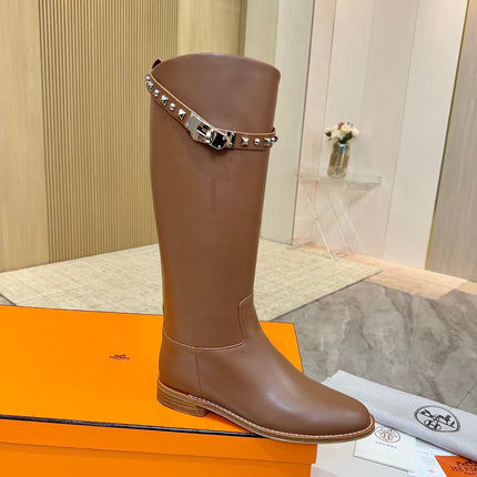 HM 25S KNEE-HIGH FLAT BOOTS IN BROWN LAMBSKIN WITH SILVER HARDWARE