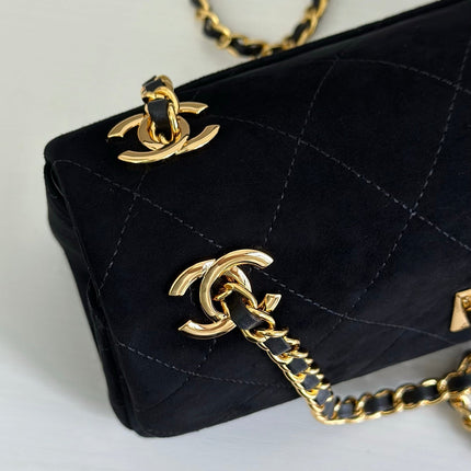 CHANEL 26S CLASSIC FLAP BAG 22 IN BLACK QUILTED SUEDE