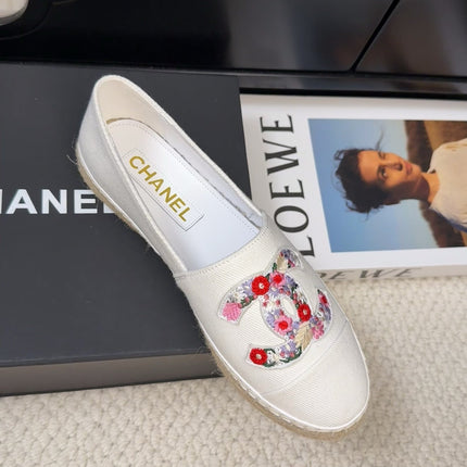 LOAFER IN WHITE CANVAS WITH COLORFUL LOGO