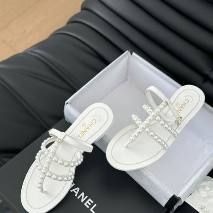 MULE SLIPPERS WITH PEARL CHAIN IN WHITE LAMBSKIN