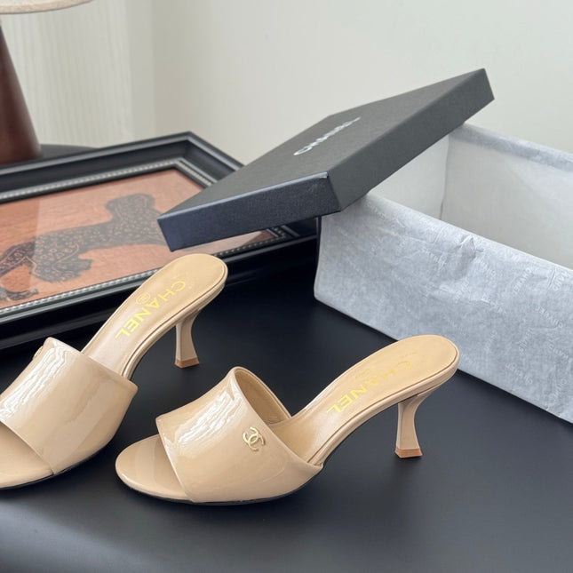 HIGH HEELS IN BEIGE GLOSSY LEATHER