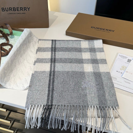 BURBERRY 26S SCARF 200 IN CASHMERE 515780