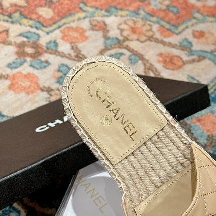 FLAT SLIPPERS IN BEIGE CREAM LAMBSKIN AND WOVEN WITH LOGO
