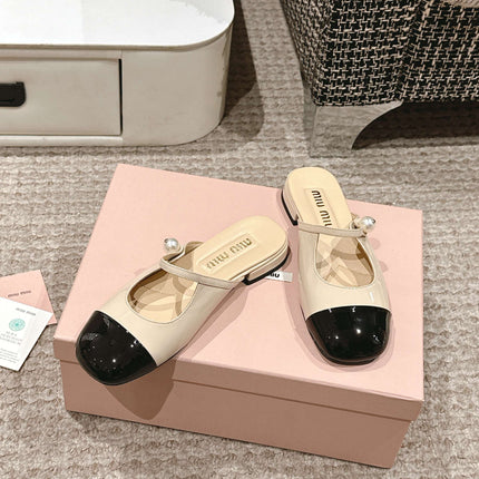 FLAT MULE IN BISQUE BEIGE MIX BLACK PATENT CALFSKIN