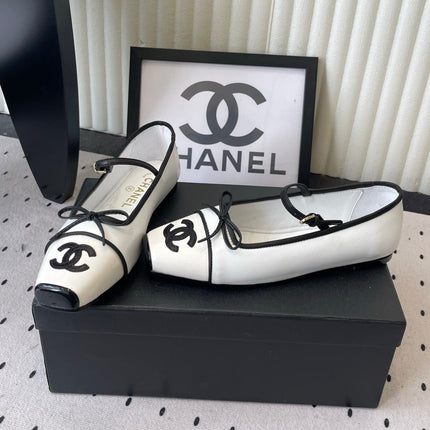 CHANEL 26S SQUARE TOE MARY JANE BALLET FLATS IN WHITE CALFSKIN AND PATENT CALFSKIN