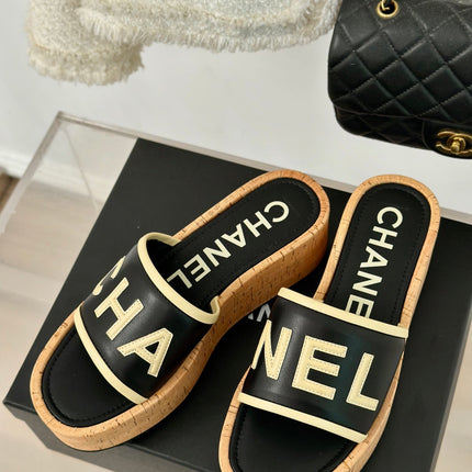 THICK SOLE LETTER SLIPPERS IN BLACK SHEEPSKIN