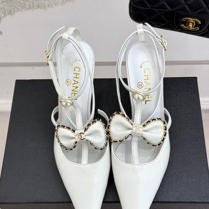 CHAIN BOW HIGH HEEL 8 CM SLINGBACKS IN WHITE SUEDE