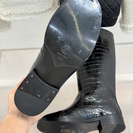 CHANEL 26S KNEE HIGH BOOTS 45MM IN BLACK GLOSSY CROC EMBOSSED CALFSKIN