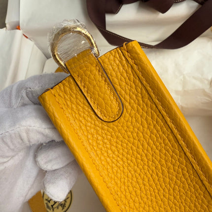 HM 25S EVELYNE 17 CM IN DARK YELLOW COWHIDE WITH GOLD HARDWARE