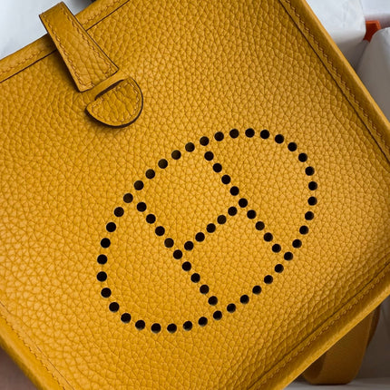 HM 25S EVELYNE 17 CM IN DARK YELLOW COWHIDE WITH GOLD HARDWARE