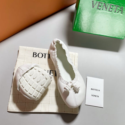 BOTTEGA VENETA 26S STRETCH BALLET FLATS IN OFF WHITE LAMBSKIN