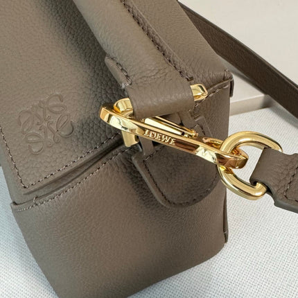 LOEWE 25S MEDIUM PUZZLE EDGE BAG 24 IN WALNUT BROWN CALFSKIN GOLD HARDWARE